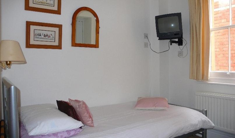 Colebrook Guest House 판버러 외부 사진