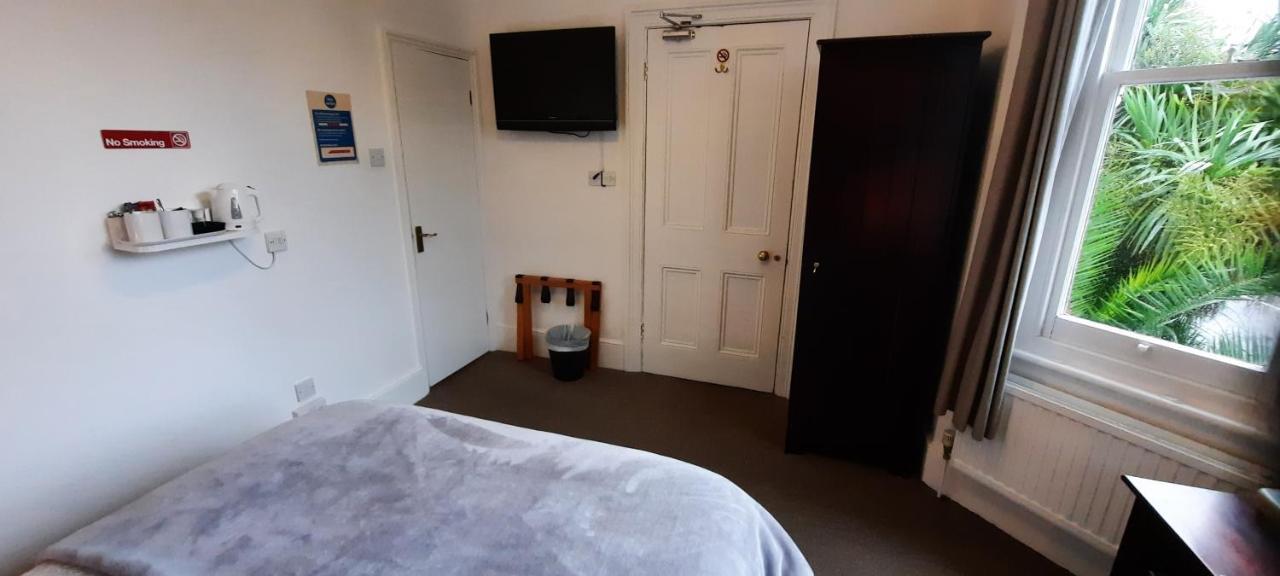 Colebrook Guest House 판버러 외부 사진