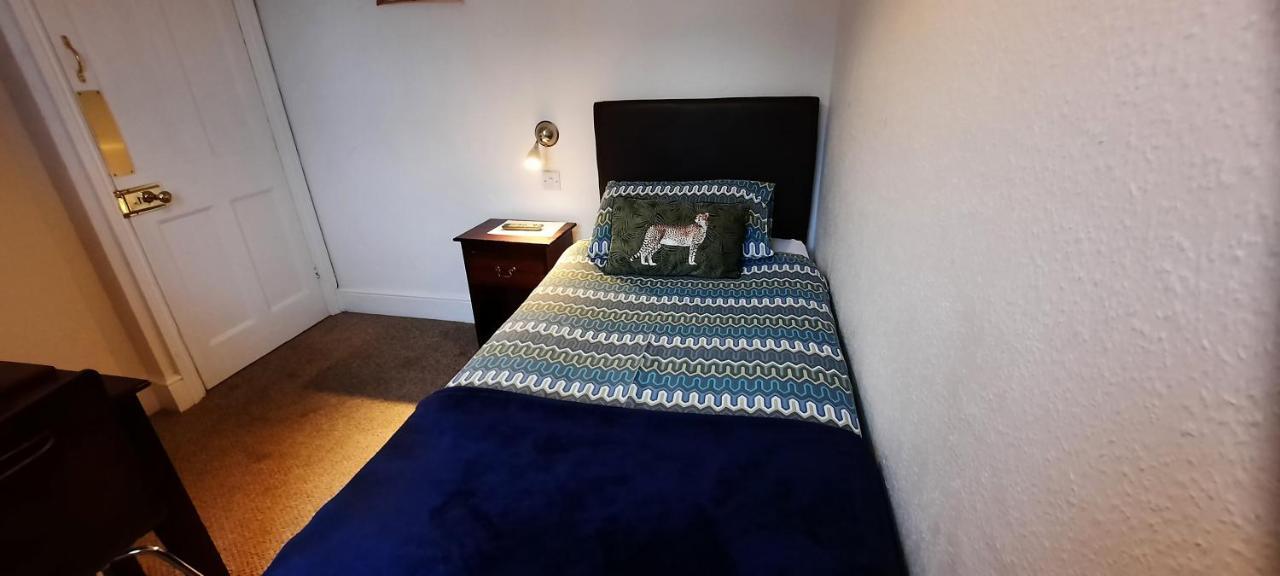 Colebrook Guest House 판버러 외부 사진