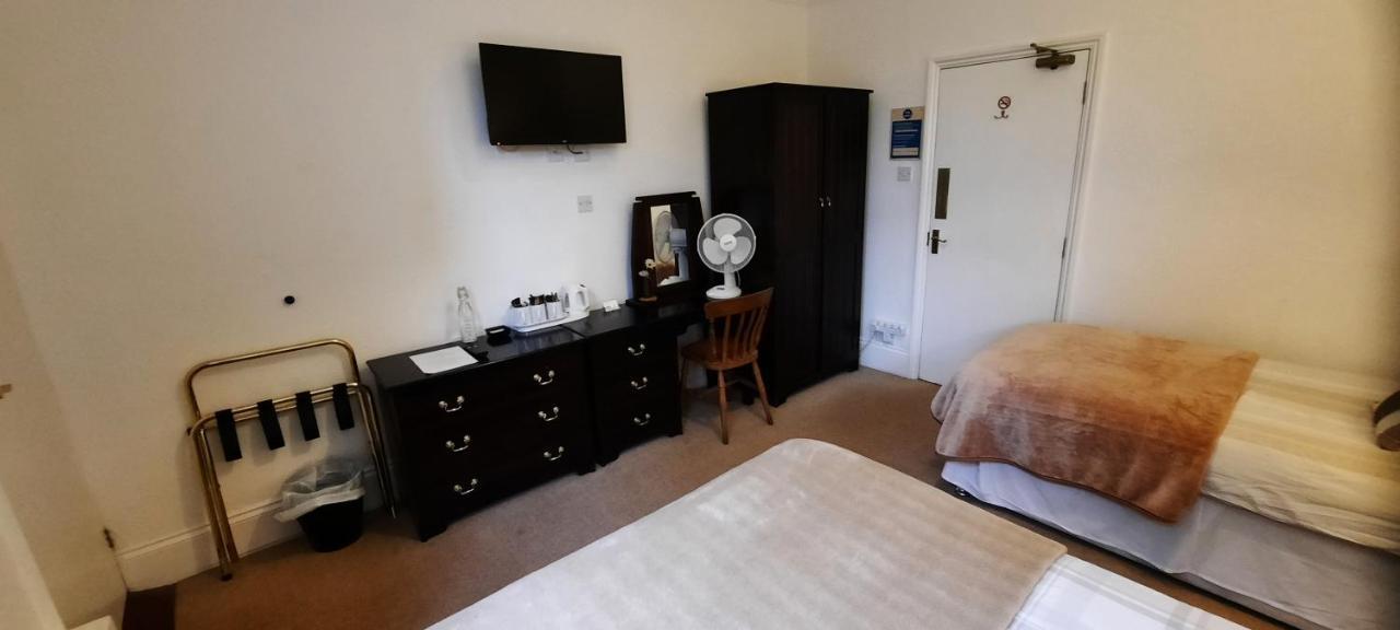 Colebrook Guest House 판버러 외부 사진