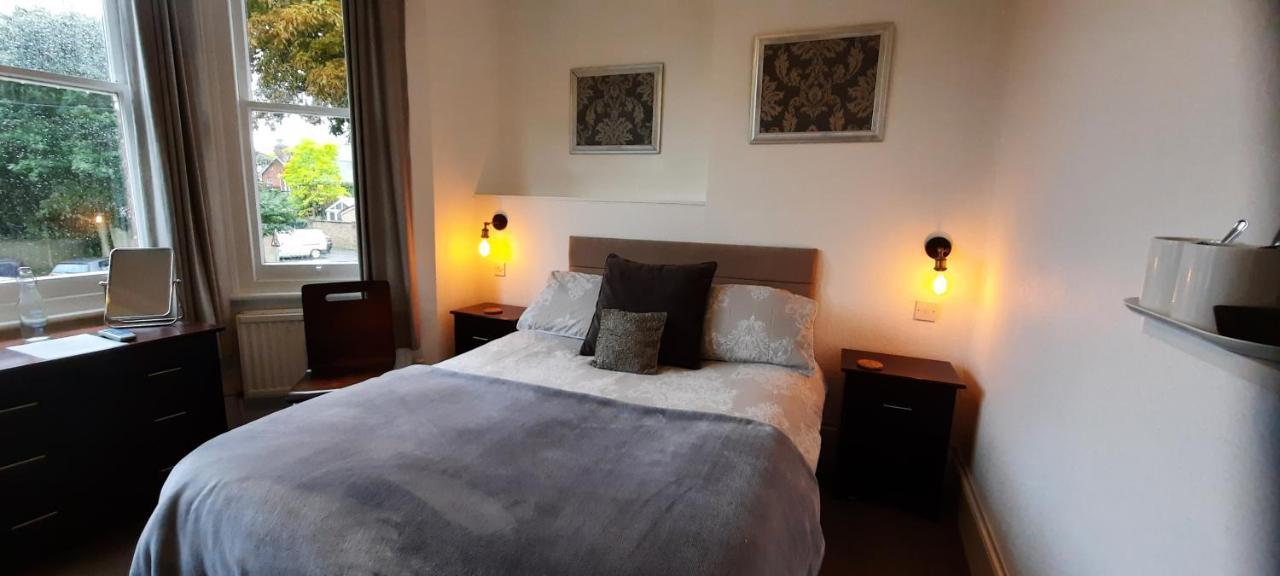 Colebrook Guest House 판버러 외부 사진