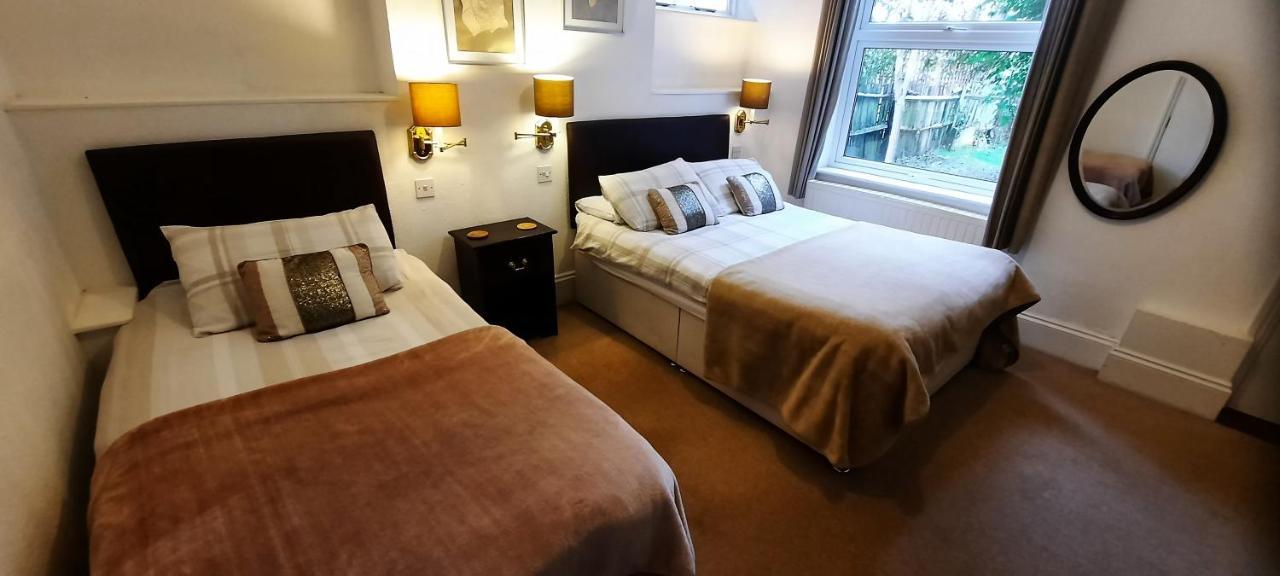 Colebrook Guest House 판버러 외부 사진