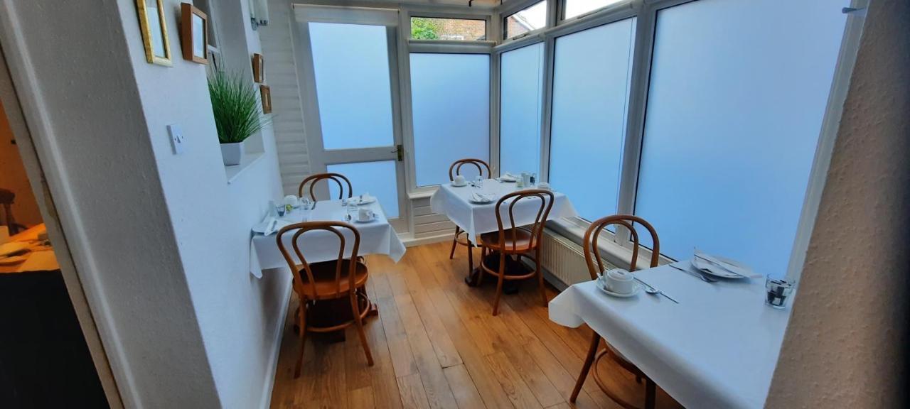 Colebrook Guest House 판버러 외부 사진