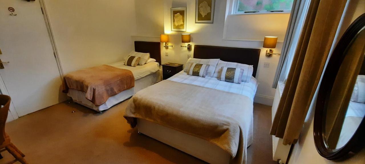 Colebrook Guest House 판버러 외부 사진