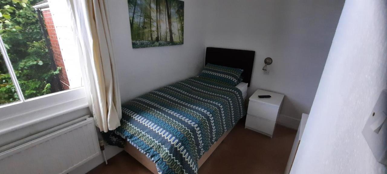 Colebrook Guest House 판버러 외부 사진