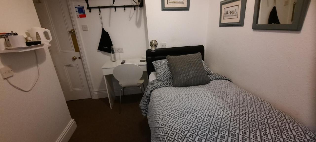 Colebrook Guest House 판버러 외부 사진