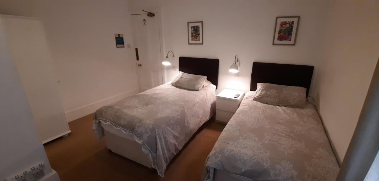Colebrook Guest House 판버러 외부 사진