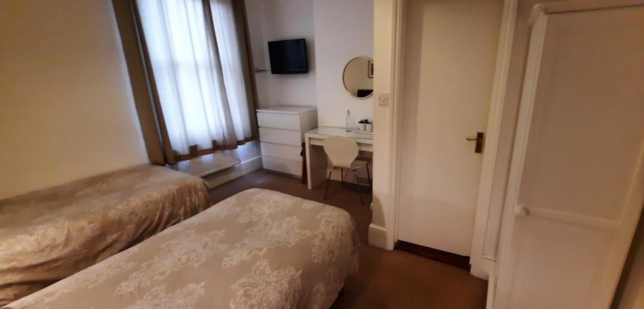 Colebrook Guest House 판버러 외부 사진