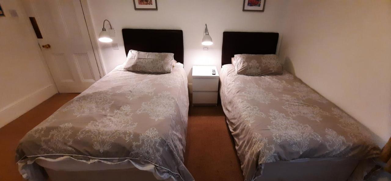Colebrook Guest House 판버러 외부 사진