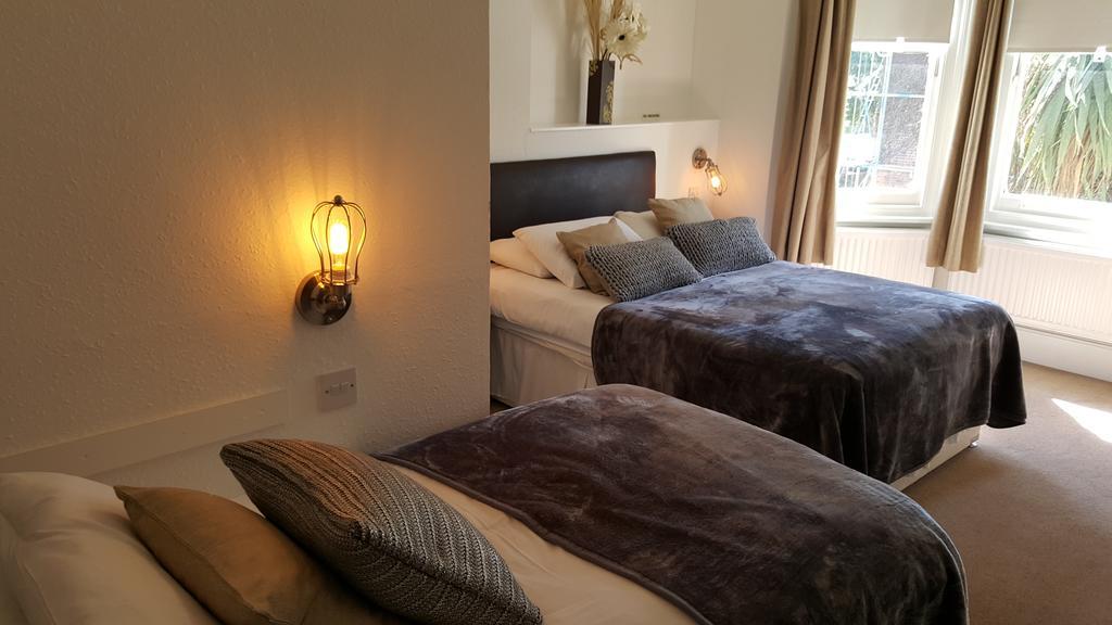 Colebrook Guest House 판버러 외부 사진