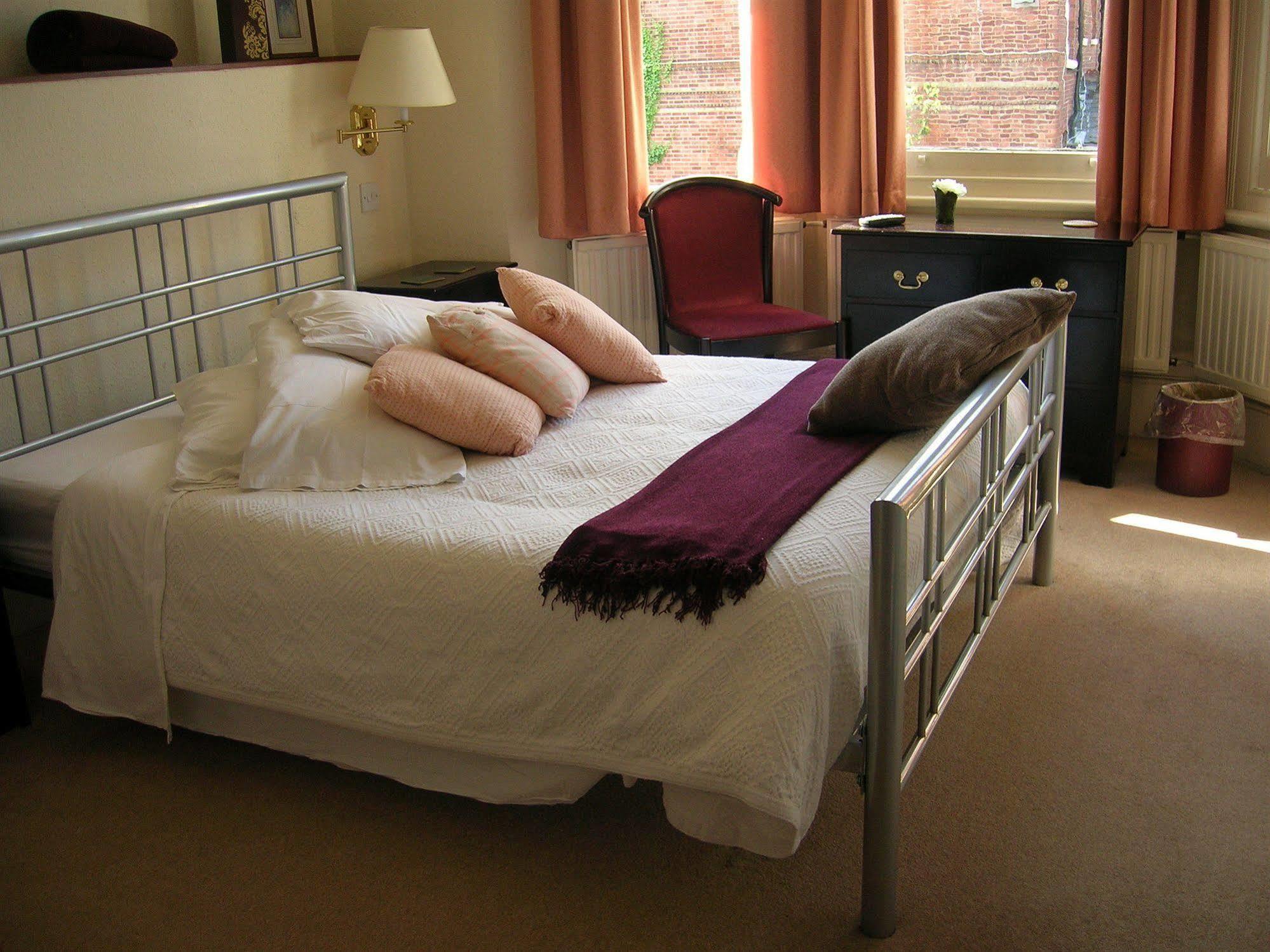 Colebrook Guest House 판버러 외부 사진